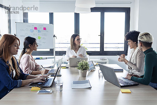 Geschäftsfrauen während einer Besprechung in einem Büro