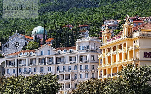 Stadtansicht mit Hotels  Opatija  Istrien  Bucht des Kvarner Golfs  Kroatische Adria  Kroatien  Europa