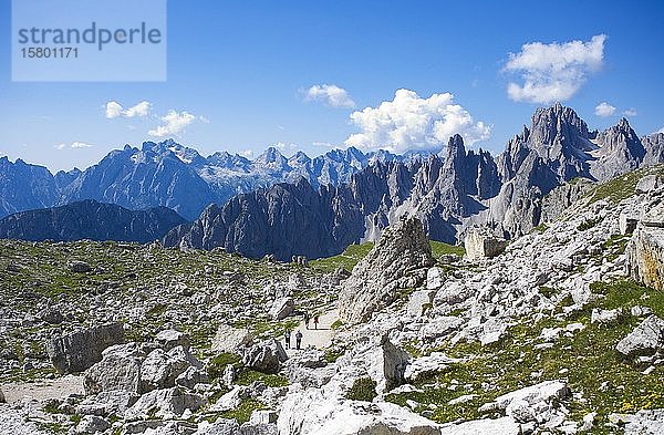 Bergwanderer  Berggruppe Cadini in den Sextner Dolomiten  Provinz Belluno  Italien  Europa