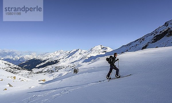 Skitourengeher im Schnee  hinter der Torspitze  Wattentaler Lizum  Tuxer Alpen  Tirol  Österreich  Europa