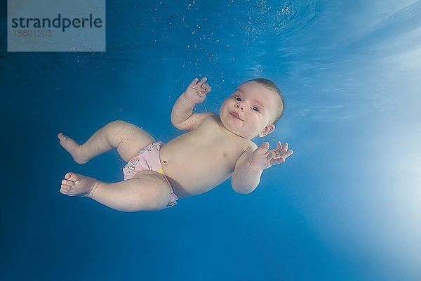 Baby-Mädchen seitwärts schwimmt unter Wasser in einem Pool  Russland  Europa