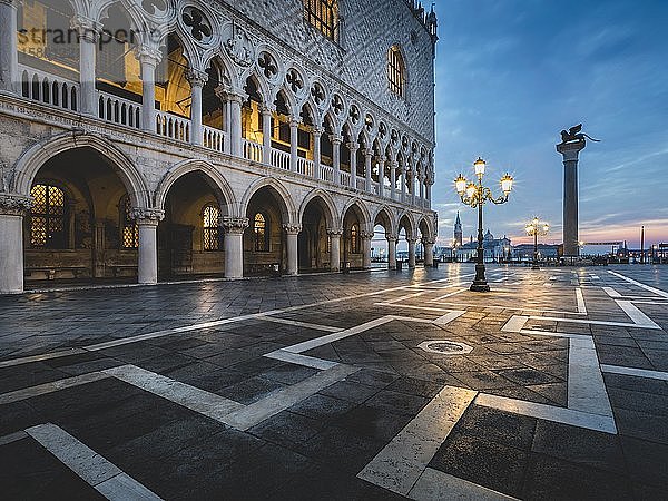 Markusplatz und Palazzo Ducale am Morgen  Venedig  Italien  Europa