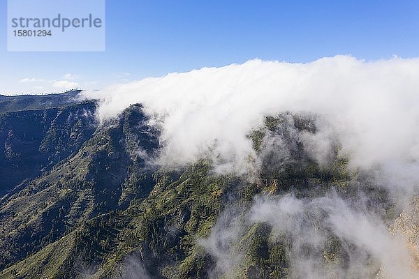 Passatwolken über dem Bergkamm  Nationalpark Garajonay  Luftaufnahme  La Gomera  Kanarische Inseln  Spanien  Europa