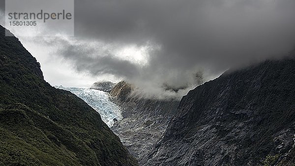 Gletscherzunge  Franz Josef Gletscher  in Wolken gehüllt  Westküste  Südinsel  Neuseeland  Ozeanien