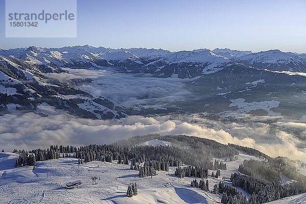 Blick auf das Windautal  Bergpanorama im Winter  Wolkendecke im Tal  Skigebiet SkiWelt Wilder Kaiser Brixental  Brixen im Thale  Tirol  Österreich  Europa