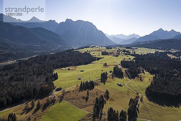 Luftaufnahme  Bayerisches Voralpenland  Werdenfelser Land  Wettersteingebirge  Oberbayern  Bayern  Deutschland  Europa