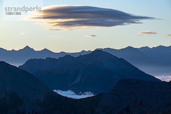 Blaue Stunde mit Lechtaler Alpen und kleinen Wolken  Berwang  Lechtal  Außerfern  Tirol  Österreich  Europa