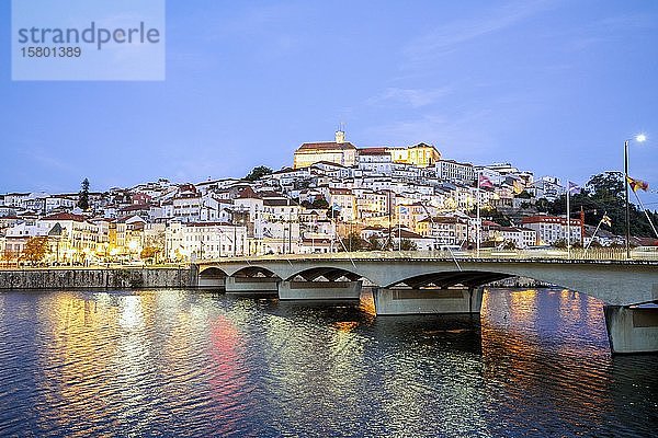 Stadtbild mit Universität oben auf dem Hügel am Abend  Coimbra  Portugal  Europa