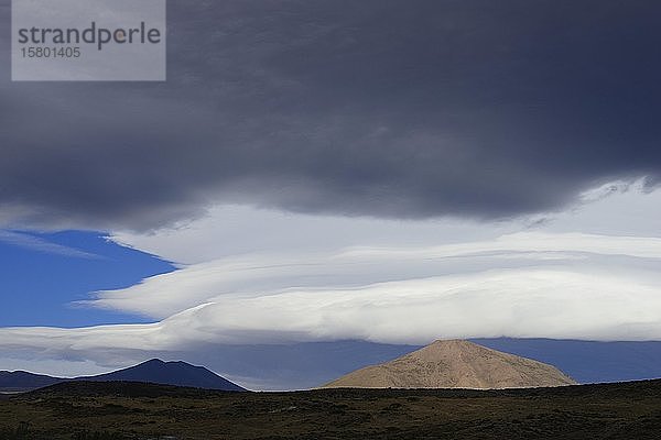 Landschaft mit dramatischen Wolken  in der Nähe von Chos Malal  Provinz Neuquén  Patagonien  Argentinien  Südamerika