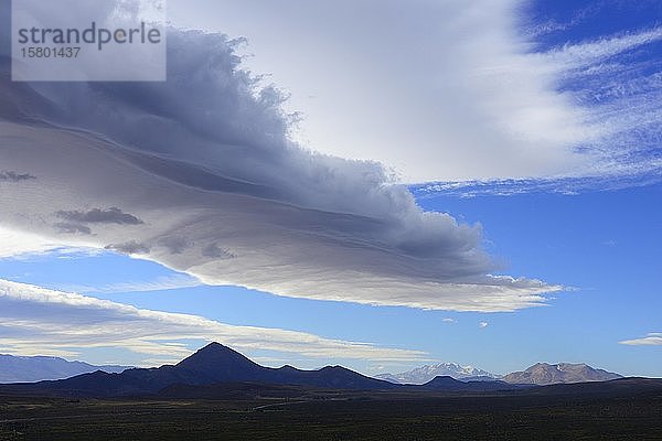 Landschaft mit dramatischen Wolken  in der Nähe von Chos Malal  Provinz Neuquén  Patagonien  Argentinien  Südamerika