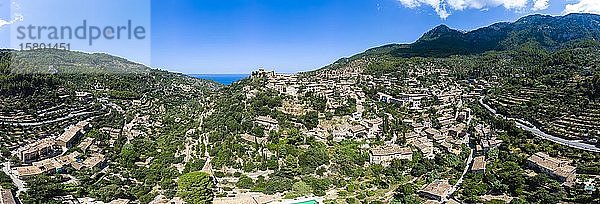 Luftaufnahme  Bergdorf Deia  Region Serra de Tramuntana  Mallorca  Balearische Inseln  Spanien  Europa
