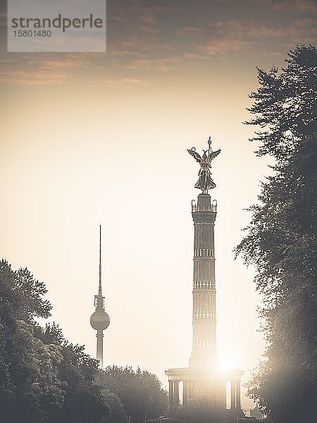 Berliner Fernsehturm und Siegessäule  Berlin  Deutschland  Europa