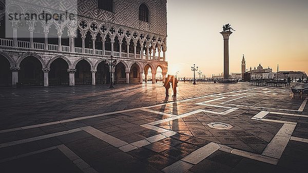 Sonnenaufgang mit Verliebten auf dem Markusplatz  Venedig  Italien  Europa