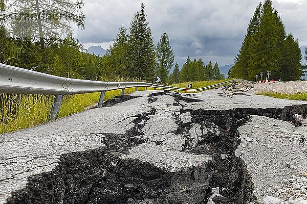 Aufgebrochene Straße mit Rissen im Straßenbelag  aufgebrochene Fahrbahn einer Bergstraße  Belluno  Italien  Europa