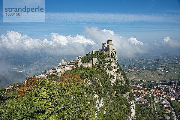 Torre Guaita oder Rocca Guaita  alter Wachturm auf dem Berg Monte Titano  San Marino Stadt  San Marino  Europa