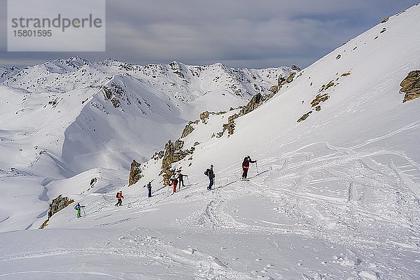 Skitourengeher im Schnee  Aufstieg zu den Klammspitzen  hinter der Mölser Sonnenspitze  Wattentaler Lizum  Tuxer Alpen  Tirol  Österreich  Europa