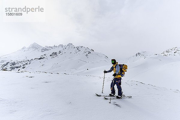 Skitourengeher im Schnee im Nebel  hinter Schluchtgipfeln in Wolken  Wattentaler Lizum  Tuxer Alpen  Tirol  Österreich  Europa