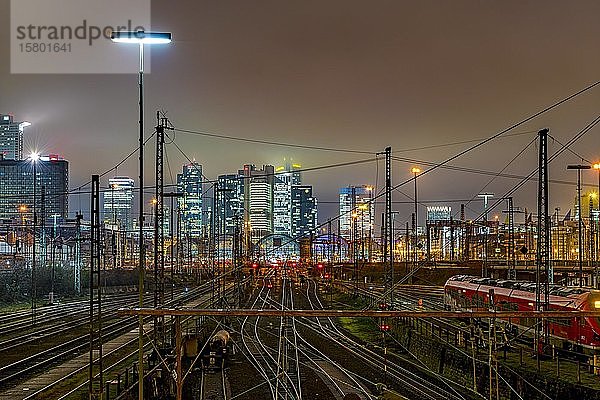 Hauptbahnhof vor der Skyline am Abend  bunt beleuchtet  Frankfurt  Hessen  Deutschland  Europa