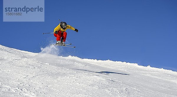 Skifahrer springen auf der Skipiste  Abfahrt Hohe Salve  SkiWelt Wilder Kaiser Brixenthal  Hochbrixen  Tirol  Österreich  Europa