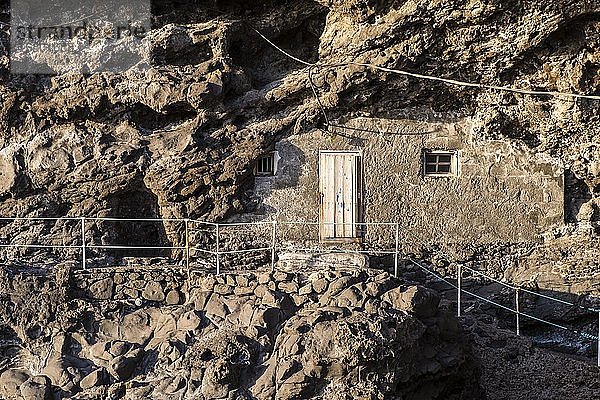 Höhlenwohnungen an den Klippen bei Puntagorda  Puerto de Puntagorda  Atlantik  La Palma  Kanarische Inseln  Kanarische Inseln  Spanien  Europa