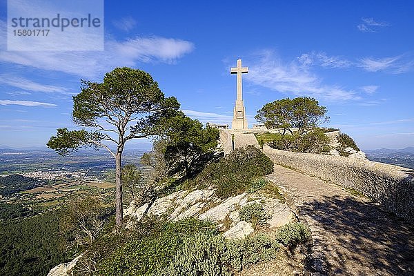 Steinkreuz Creu de Picot am Puig des Mila  Puig de Sant Salvador  bei Felanitx  Region Migjorn  Mallorca  Balearen  Spanien  Europa