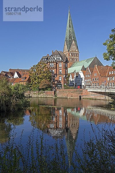 Johanniskirche mit Besinnung in der Ilmenau  Lüneburg  Niedersachsen  Deutschland  Europa