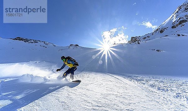 Snowboarder mit Splitboard fährt im Schnee  Skitour Geierspitze  Wattentaler Lizum  Tuxer Alpen  Tirol  Österreich  Europa