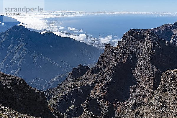 Blick in die Caldera de Taburiente vom Roque de los Muchachos  Nationalpark Caldera de Taburiente  Kanarische Inseln  La Palma  Spanien  Europa