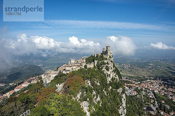 Torre Guaita oder Rocca Guaita  alter Wachturm  Monte Titano  San Marino Stadt  San Marino  Europa