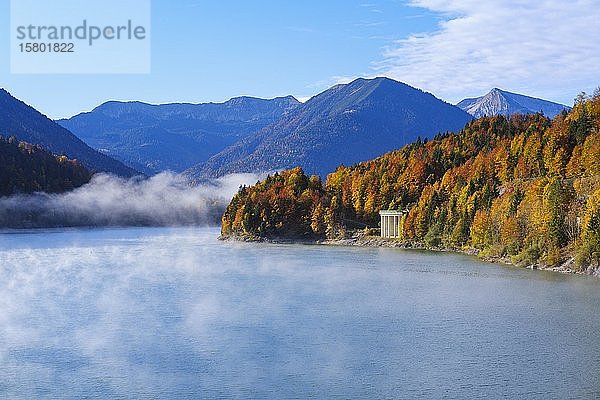 Sylvensteinsee mit Hochwasserentlastungsstollen  im Herbst  bei Lenggries  Isarwinkel  Oberbayern  Bayern  Deutschland  Europa