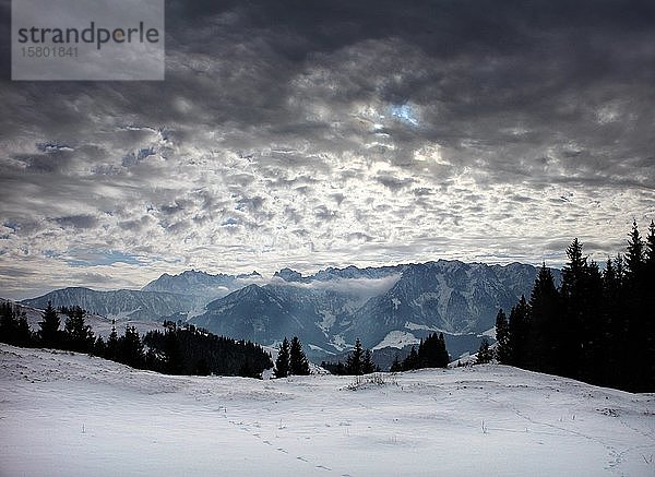 Blick auf Zahmer und Wilder Kaiser im Winter  Dramatische Lichtstimmung  Wandberg  Chiemgauer Alpen  Oberbayern  Bayern  Deutschland  Europa