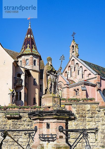 Brunnen Saint Leo IX auf der Place de Chateau Saint Leon  Schloss der Herzöge von Eguisheim und Leokapelle  Eguisheim  Elsass  Frankreich  Europa
