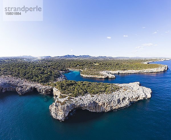 Cala Sa Nau mit Forat d'en Mengo  bei Cala d'Or  Region Migjorn  Drohnenaufnahme  Mallorca  Balearen  Spanien  Europa