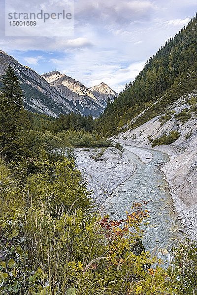 Blick auf das Karwendeltal mit Bergspitzen  Karwendelbach  Tirol  Österreich  Europa