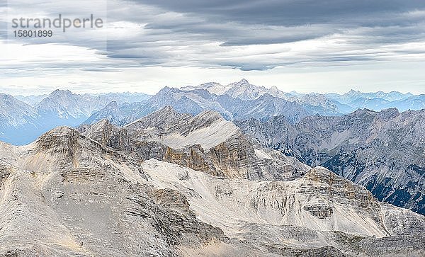 Schroffe Berggipfel der Hinterautal-Vomper-Kette  Karwendel  Tirol  Österreich  Europa