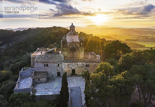 Kloster Santuari de Bonany bei Sonnenuntergang  nahe Petra  Drohnenaufnahme  Mallorca  Balearen  Spanien  Europa