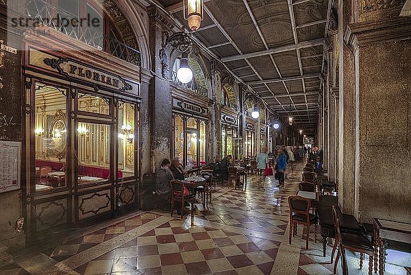 Historisches Café Florian unter den Arkaden der Procuratie Nuove  Venedig  Venetien  Italien  Europa