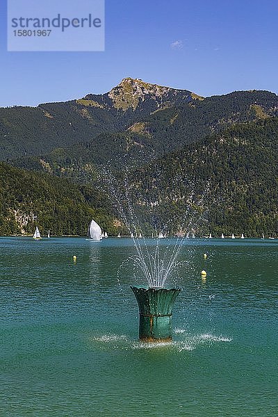 Brunnen an der Promenade  Sankt Gilgen am Wolfgangsee mit Schafberg  Bundesland Salzburg  Österreich  Europa