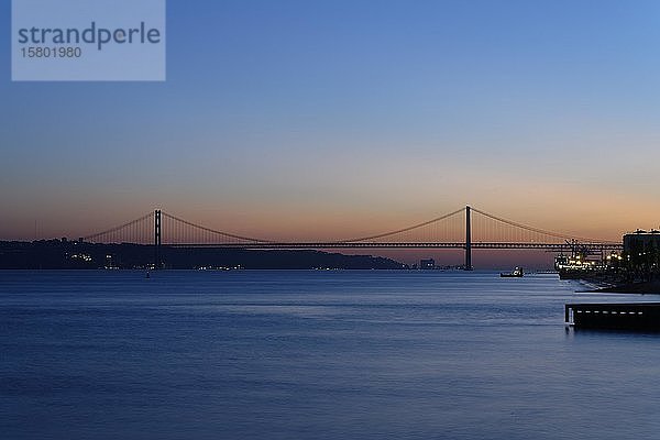 Brücke Ponte 25 de Abril über den Fluss Tejo  Blaue Stunde  Baixa  Lissabon  Portugal  Europa
