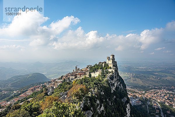 Torre Guaita oder Rocca Guaita  alter Wachturm  Monte Titano  San Marino Stadt  San Marino  Europa