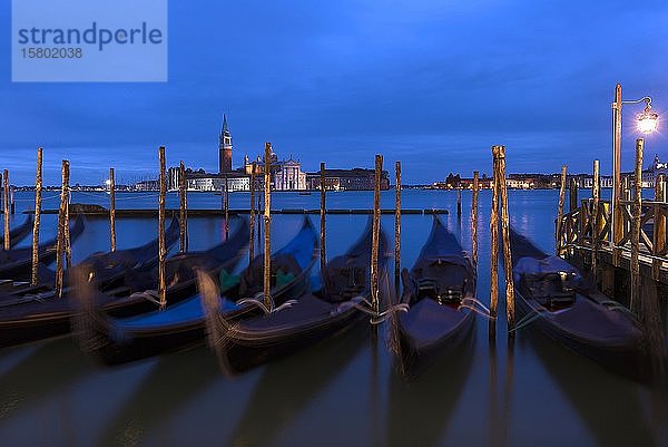 Nächtliche Atmosphäre mit fahrenden Gondeln  San Georgio Maggiore im Hintergrund  rechts die Insel Guidecca  Venedig  Italien  Europa