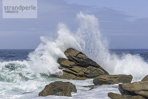 Wellen schlagen gegen einen Felsen  Plouguerneau  Département Finistère  Frankreich  Europa