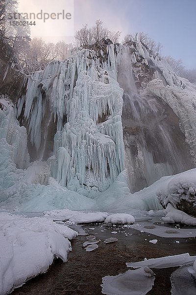 Gefrorener Wasserfall  Winterlandschaft  Plitvice  Kroatien  Europa