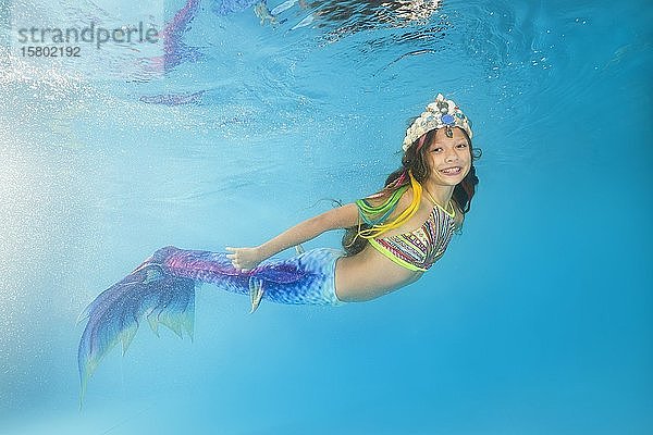 Mädchen im Meerjungfrauenkostüm posiert unter Wasser  Ukraine  Europa