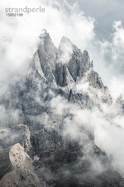 Bewölkte Berggipfel der Geislergruppe  Geislerspitzen  Villnösstal  Dolomiten  Südtirol  Italien  Europa