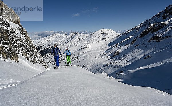Zwei Skitourengeher  Aufstieg zur Geierspitze  Wattentaler Lizum  Tuxer Alpen  Tirol  Österreich  Europa