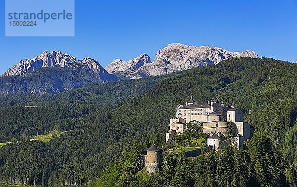 Burg Hohenwerfen mit Blick auf den Hochkönig  Werfen  Pongau  Bundesland Salzburg  Österreich  Europa