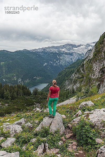 Wanderer schaut auf Vorderer Gosausee und Dachsteinmassiv  Dachstein  Salzkammergut  Oberösterreich  Österreich  Europa