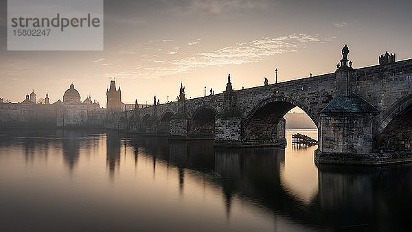 Karlsbrücke am Morgen bei Sonnenaufgang  Prag  Tschechische Republik  Europa