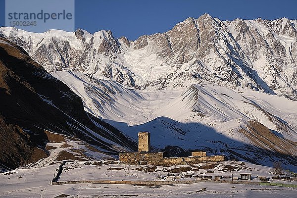 Wachturm vor einer Bergkulisse  Ushguli  Oberswanetien  Georgien  Asien